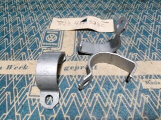 NOS anti roll bar bush clamp 823 411 333C