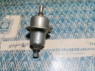 bosch-fuel-pressure-regulator-311133030-0280160001-d-jet-used d-jetronic-regulator-0280160001-barb-fittings-detail vw-type3-type4-fuel-pressure-regulator-bosch-original